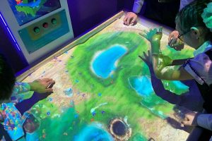 Процесс игры с песком в интерактивной песочнице