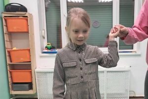 Лиза, 10 лет, РАС — запуск речи и навыков самообслуживания.