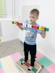 Занятие мозжечковой стимуляцией на балансире