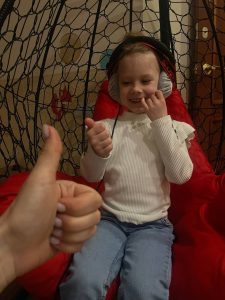 Лиза, 10 лет, РАС — запуск речи и навыков самообслуживания.
