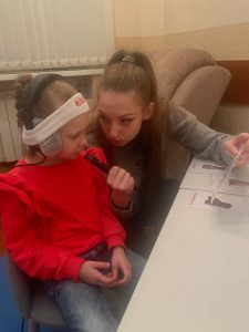 Лиза, 10 лет, РАС — запуск речи и навыков самообслуживания.