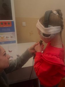 Лиза, 10 лет, РАС — запуск речи и навыков самообслуживания.