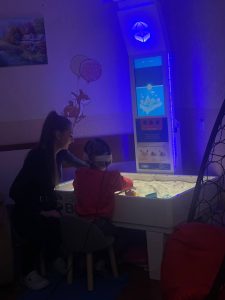 Лиза, 10 лет, РАС — запуск речи и навыков самообслуживания.